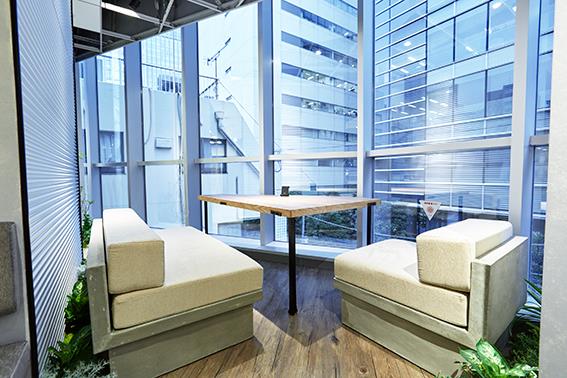 ワークスタイリング浜松町のオフィス内部の画像「オープンスペース窓側席2」