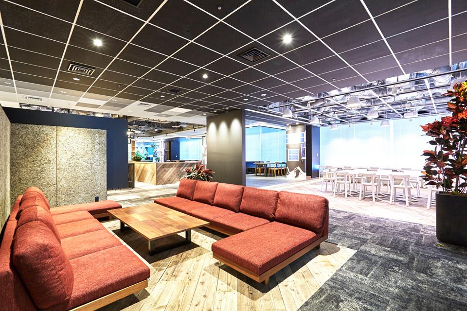 ワークスタイリング六本木ミッドタウンのオフィス内部の画像「ソファースペース」