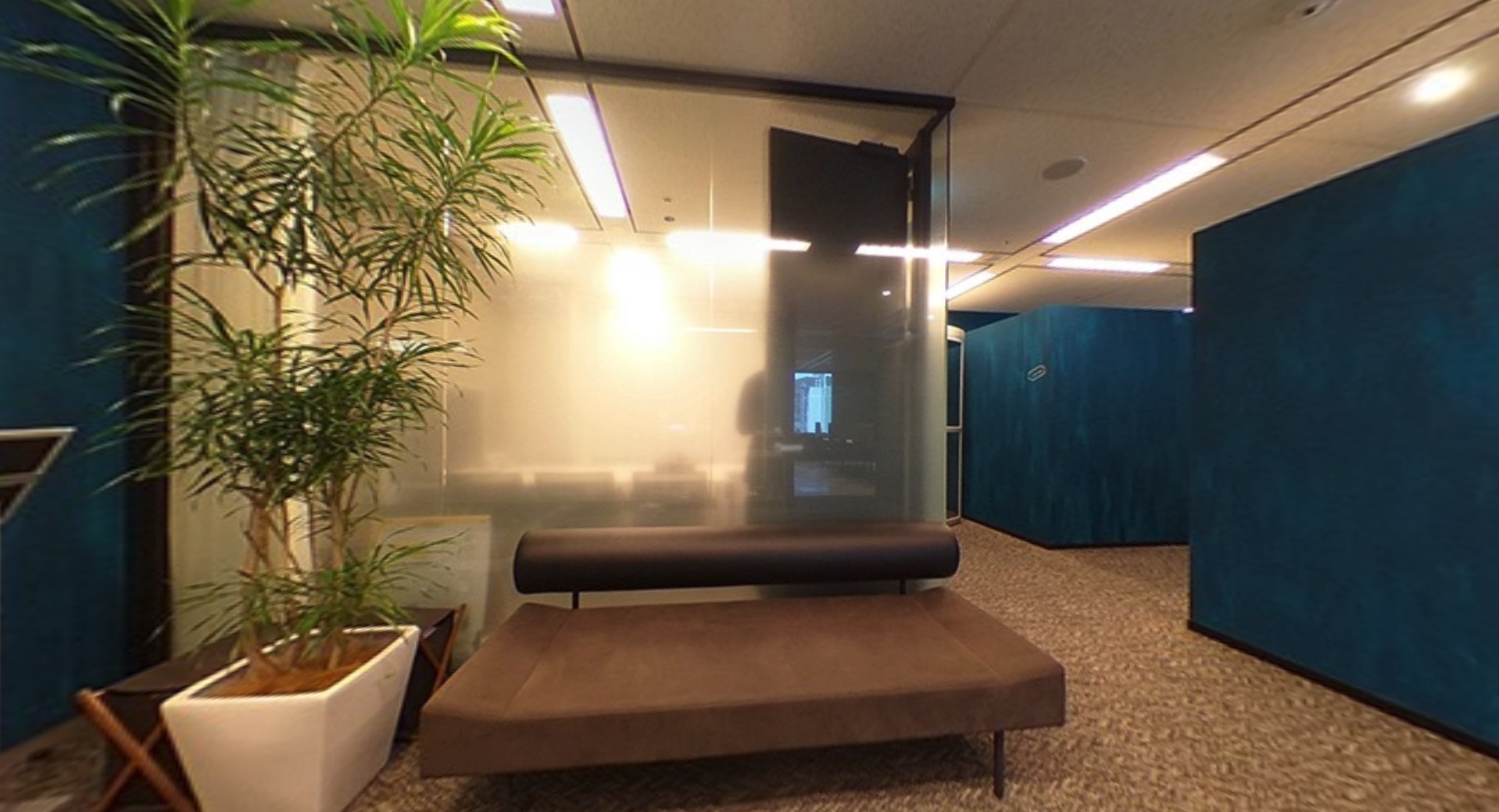 ワークスタイリング品川グランドセントラルタワーのオフィス内部の画像「クライアント用ソファー」