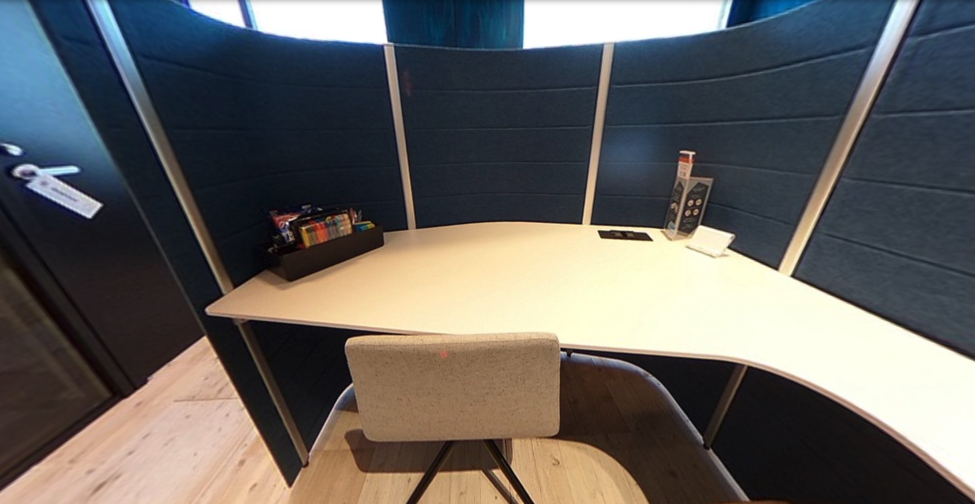 ワークスタイリング品川グランドセントラルタワーのオフィス内部の画像「半個室ブース中」