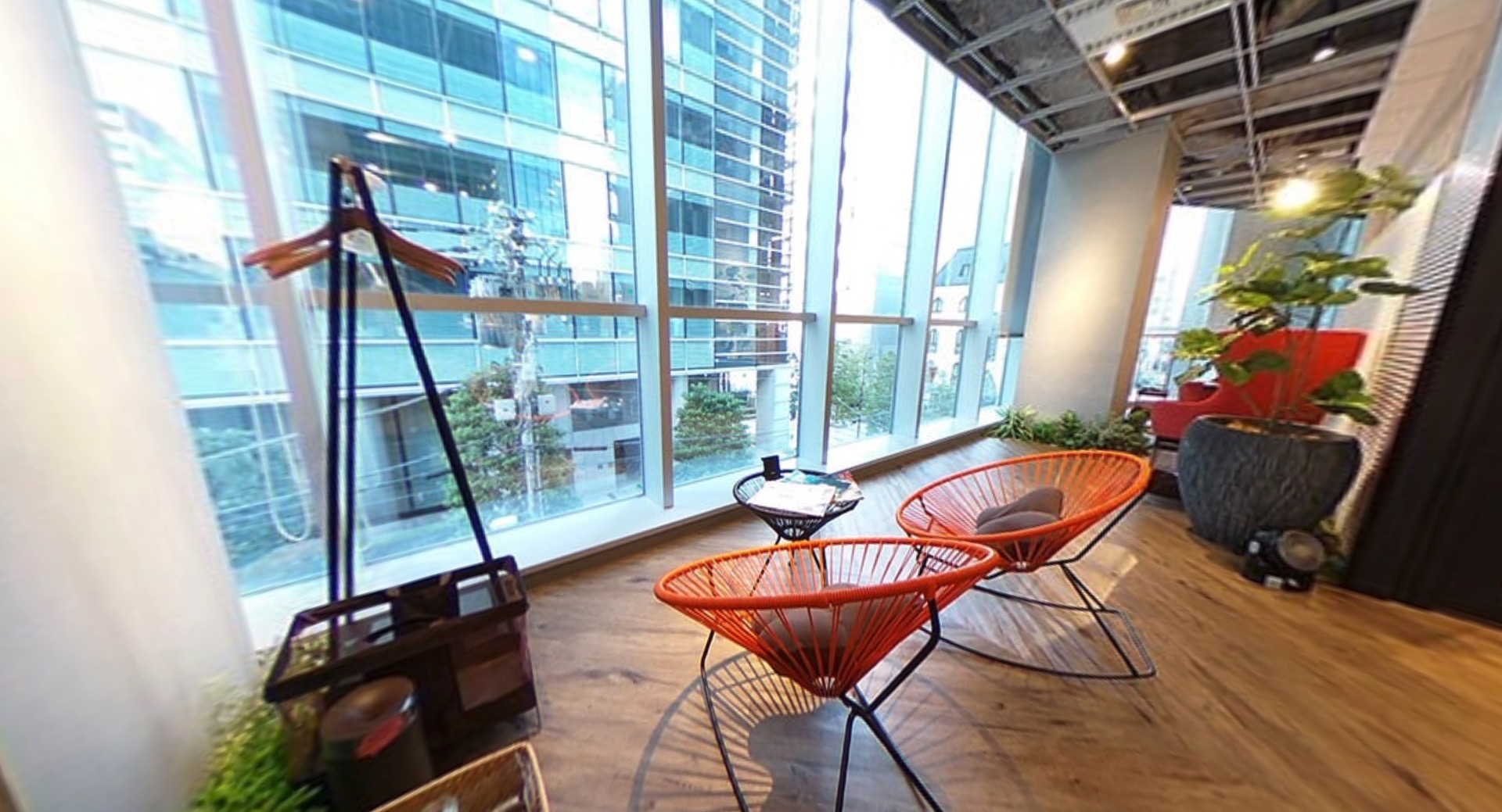 ワークスタイリング浜松町のオフィス内部の画像「オープンスペース窓側席」