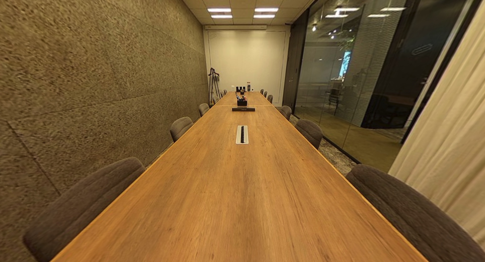 ワークスタイリング浜松町のオフィス内部の画像「会議室8人」