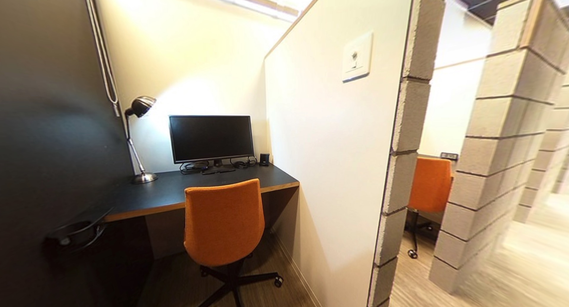 ワークスタイリング浜松町のオフィス内部の画像「半個室内」