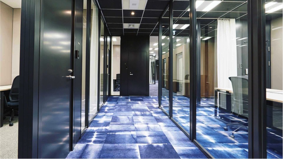 ワークスタイリング六本木ミッドタウンのオフィス内部の画像「個室オフィス通路」