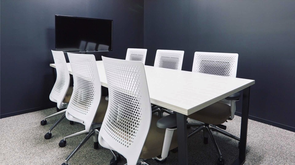 ワークスタイリング六本木ミッドタウンのオフィス内部の画像「6人会議室」