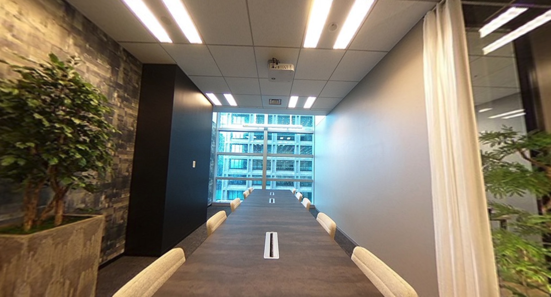 ワークスタイリング日本橋のオフィス内部の画像「会議室10人」