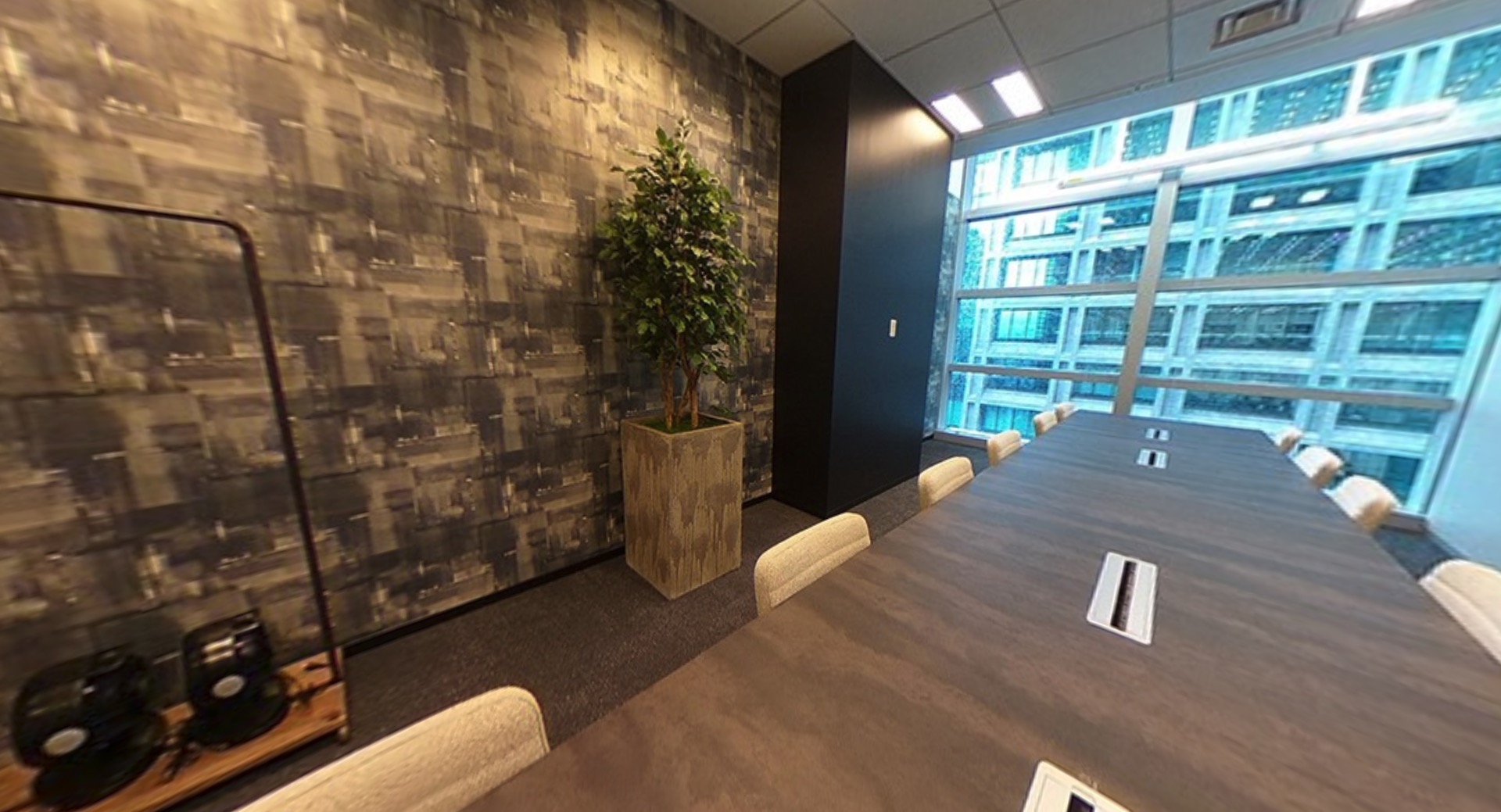 ワークスタイリング日本橋のオフィス内部の画像「会議室10人」