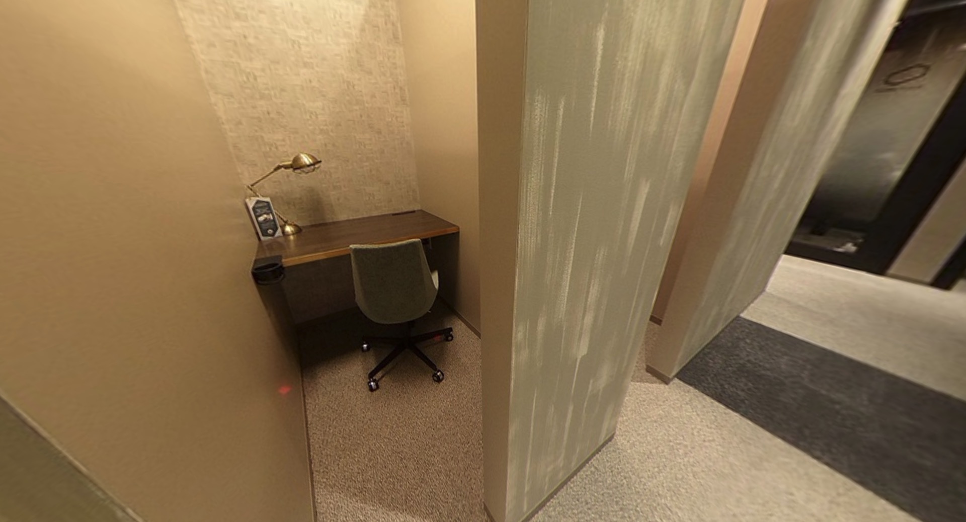 ワークスタイリング日本橋のオフィス内部の画像「半個室席」