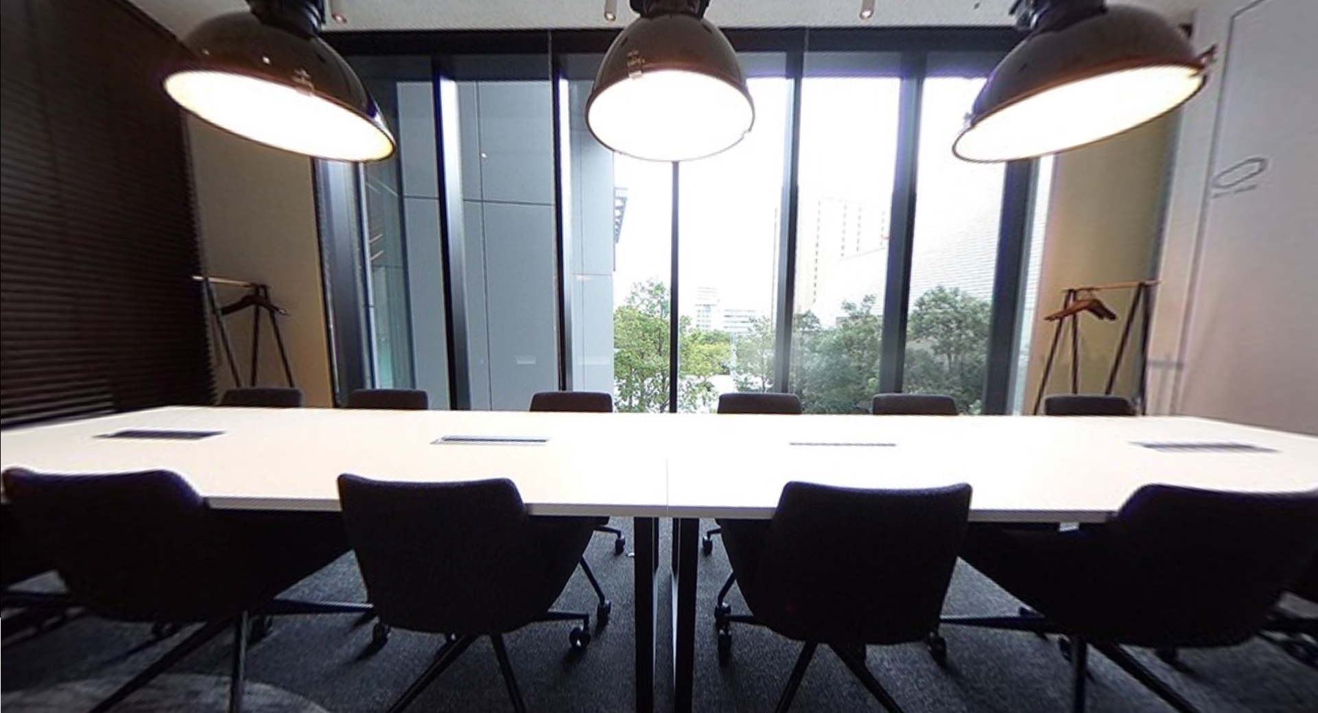 ワークスタイリング飯田橋のオフィス内部の画像「会議室10人その2」