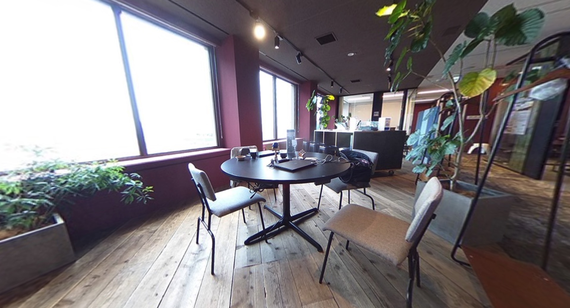 ワークスタイリング霞が関のオフィス内部の画像「テーブル席」