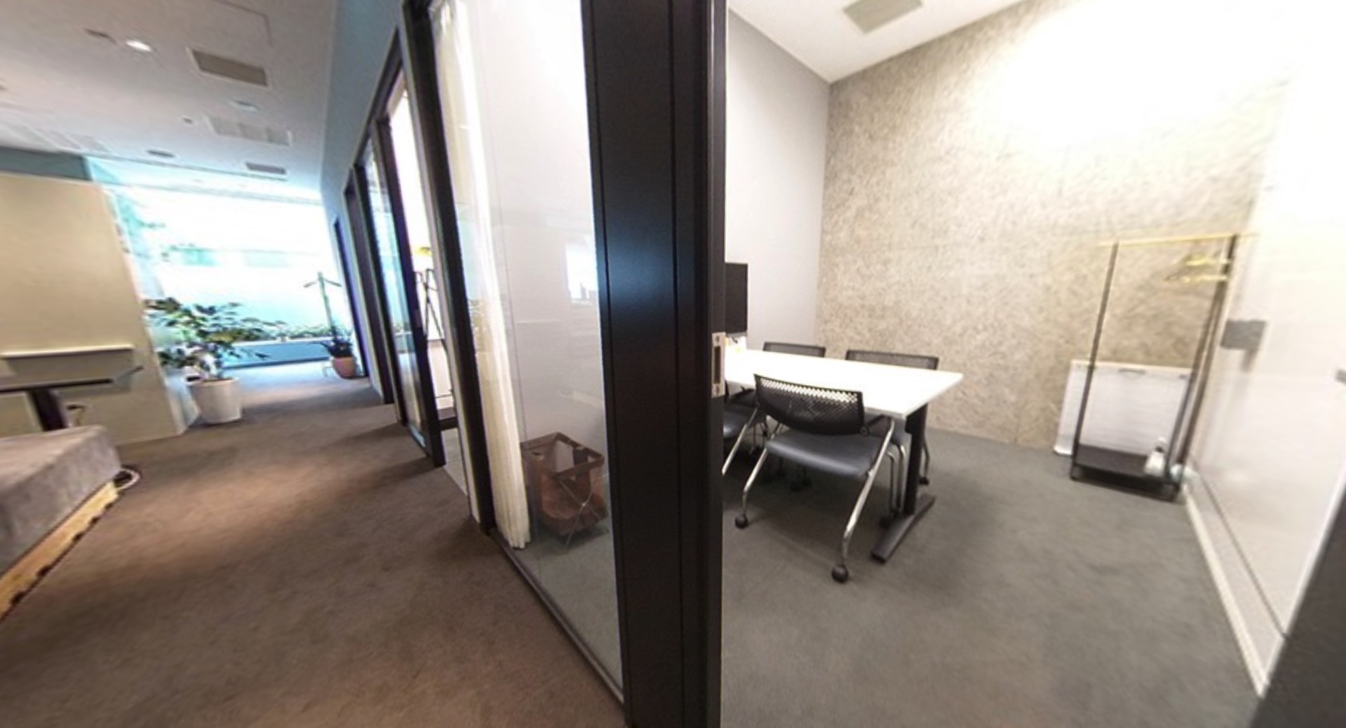 ワークスタイリング霞が関のオフィス内部の画像「会議室外観」
